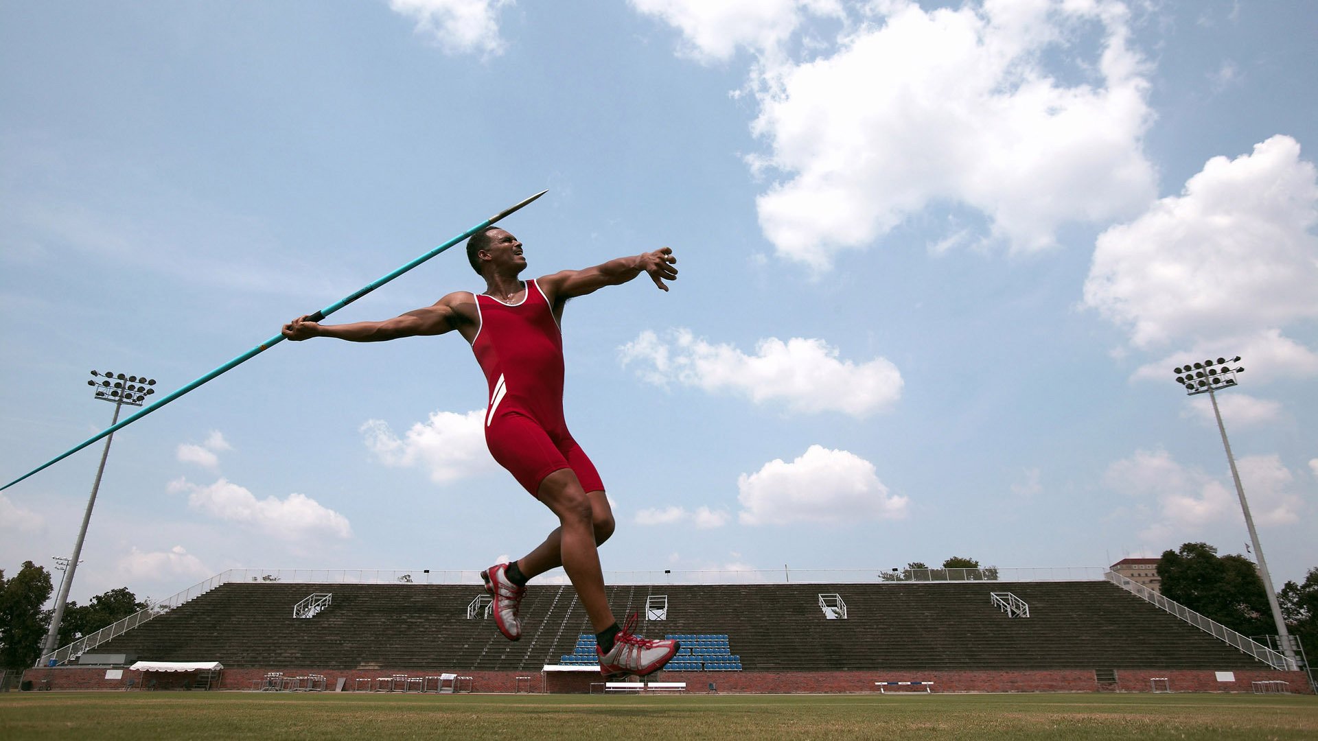 飞驰的勇士与魔法的战场，F1新赛季揭幕战，一场现代方程式与钢铁意志的血拼